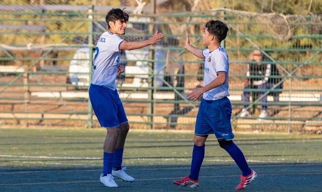 Jugadores celebrando durante un partido fotografiado por Nico Fotografía